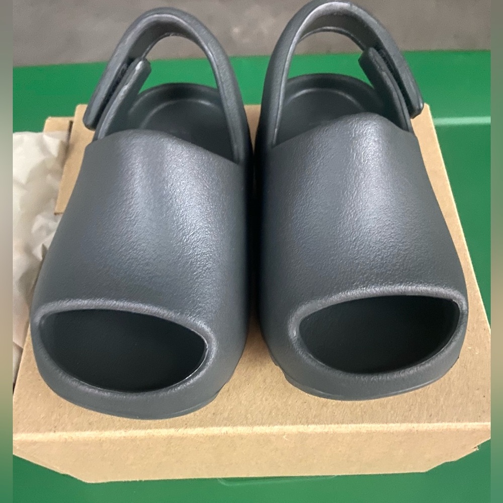 Adidas Yeezy Slide Infants size 7K Dark Onyx ID5106